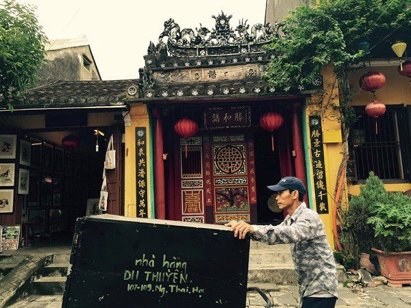 Phố Hội vừa tĩnh mịch, trầm lặng với những n&eacute;t cổ k&iacute;nh của năm th&aacute;ng lại vừa tấp nập s&ocirc;i động với guồng quay vốn c&oacute; của một thương cảng cổ. Đi khắp Việt Nam nơi đ&acirc;u cũng c&oacute; những cảnh đẹp nao l&ograve;ng nhưng c&oacute; lẽ chỉ c&oacute; ở Hội An người ta mới cảm nhận được những thanh &acirc;m v&agrave; sắc m&agrave;u với đủ cung bậc cảm x&uacute;c như vậy.